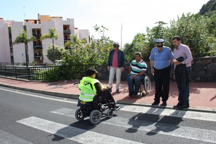 El Ayuntamiento de Santa Cruz de La Palma estudia con Adfilpa la eliminación de barreras arquitectónicas en la urbanización Benahoare