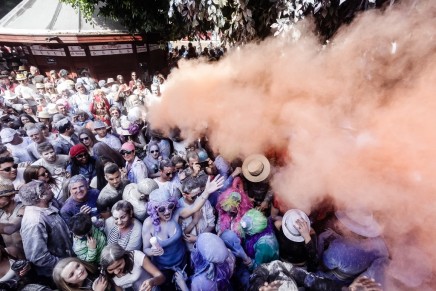 Miles de personas disfrutan de la polvacera del color en Los Llanos de Aridane