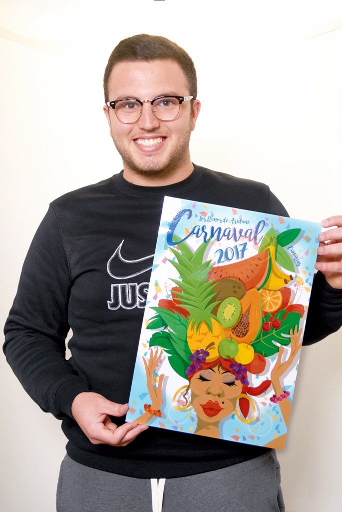Mario Martín y el cartel oficial del Carnaval de Los Llanos.