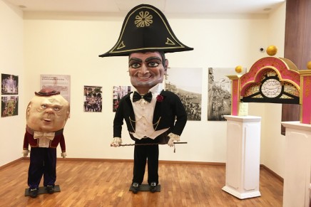 La exposición ‘Por Mayo Clavado’, en Santa Cruz de La Palma, rinde homenaje a las tradiciones santacruceras y canarias